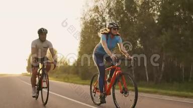 日落时分，一男一女在高速公路上骑着运动自行车，装备齐全，戴着防护头盔，动作缓慢，时速120英里